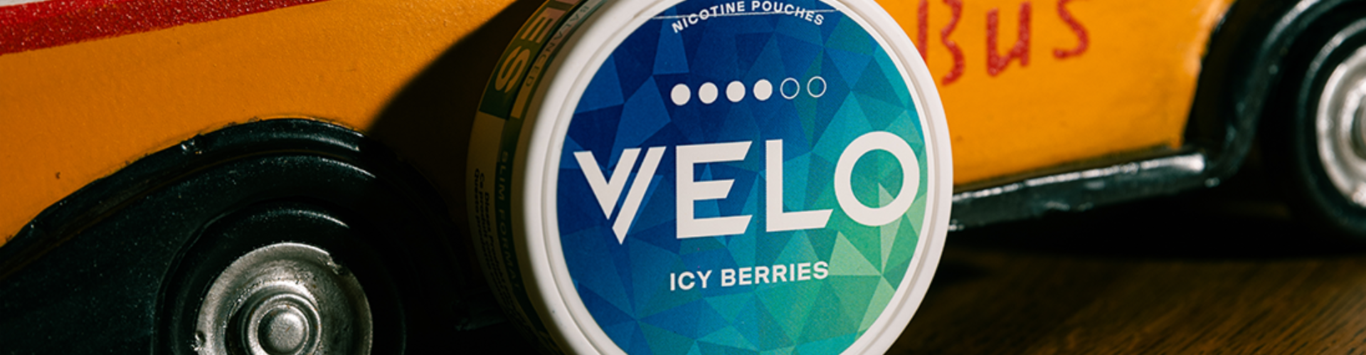 Une boîte de sachets de nicotine VELO dans la main d'une femme